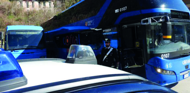 Aghi di siringhe in sedili bus, denunciato portantino a Roma